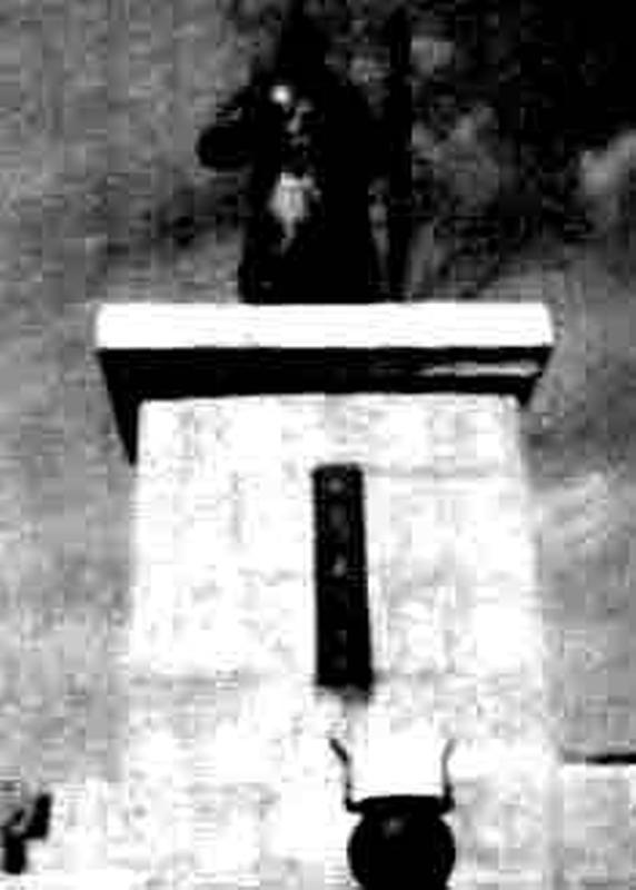 연호 출신 尹翼成씨가 기증하여 1976년 4월 11일 건립한 이충무공 동상