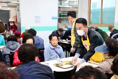 박동식 시장, 삼천포노인복지관 무료 경로식당에서 급식봉사 활동