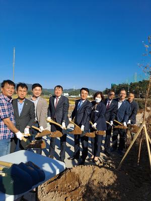 사천시 향촌동주민자치회(회장 정영춘)는 지난 17일 ‘2022년 꽃 피고 정감 있는 향촌동 만들기 사업’의 일환으로 봉남천 가로숲길 조성행사를 개최했다.
