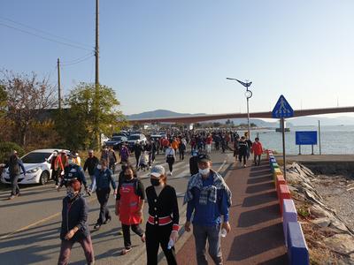 2020년 11월 7일 진행된 ‘2020 용현면 무지갯빛 해안도로 건강걷기대회’ 행사 사진